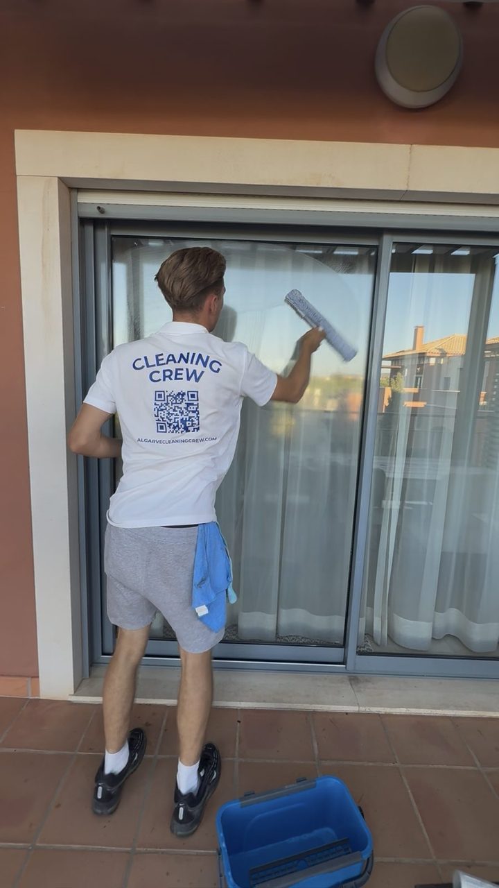 Exterior glass cleaning on an apartment terrace in Vilamoura